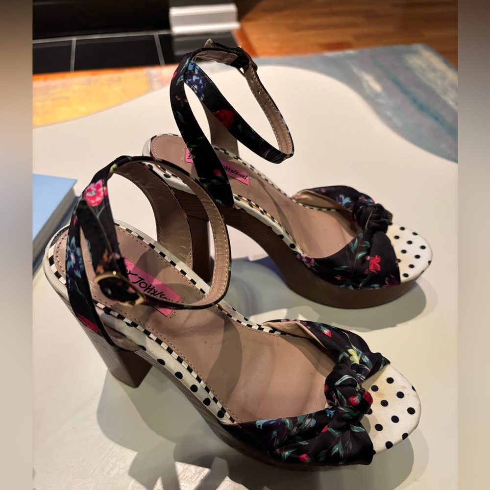 💥SOLD💥
Betsey Johnson pin-up block heels in floral polka dots, study heel - Picture 6 of 8
